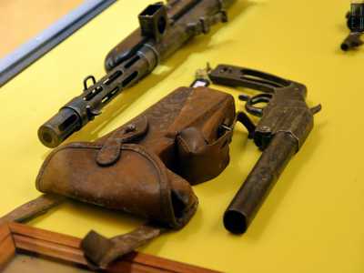 Tra gli oggetti pi� piccoli troviamo una pistola Glisenti dei primi del 900, una Roth-Steyr austriaca del 1915 e una pistola da segnalazione